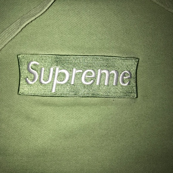 Box Logo Supreme Hoodie - Picture 2 of 8